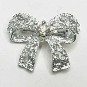 Vintage American bow brooch with timeless mid-century charm.